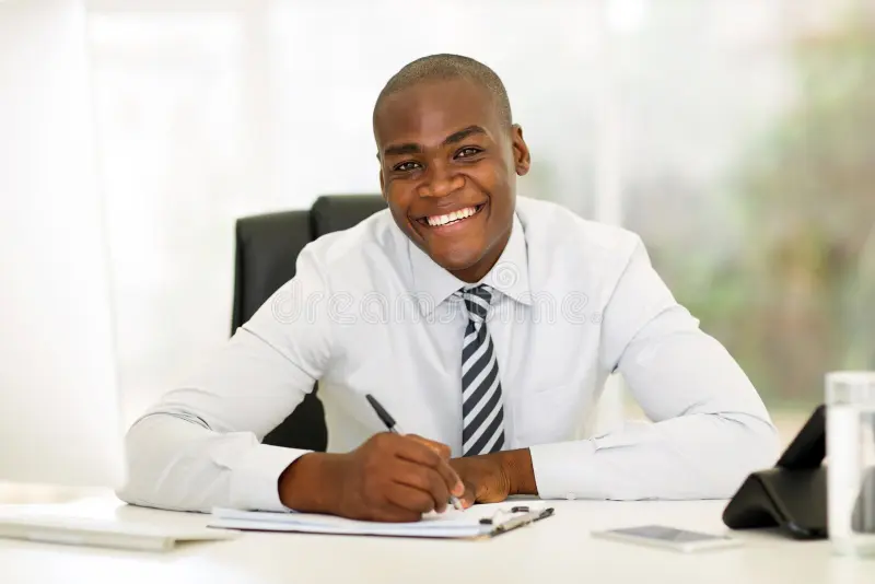 Image homme africain au bureau avec un pc